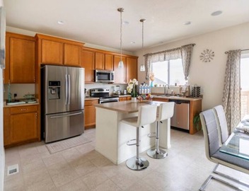 Wake up to the best panoramic views in this cozy 3-bedroom house. 3