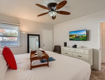 Walk to Beach - KING Apt In #1 Area - AC 2