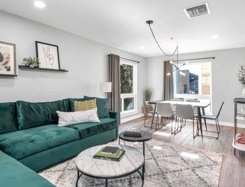 Walk to Downtown Broadway - Pool, Free Parking, Gym + 4 Beds 2