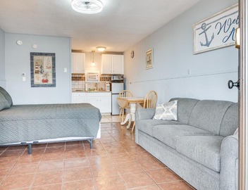 Walk to Old Orchard Pier: Cozy Beachfront Condo! 4