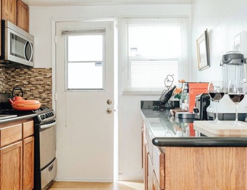 Walk to Rodeo Drive and the Stylish Shops and Restaurants - Comfy One-Bedroom 5