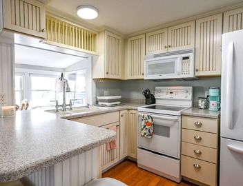 Walk to the Beach from this charming 1 bedroom cottage in Camp Ellis! 3