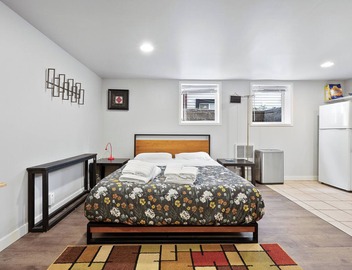 Walk2UW, PrivateSuite w/Bath, FREE Parking,TV, WiFi 4