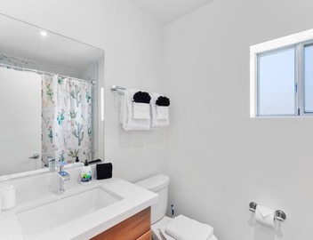 Walkable DTPH Studio w/Pool and Parking 4