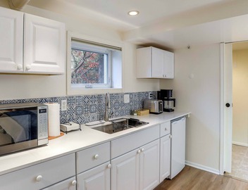 Walkable Green Lake Studio w/Fireplace 2