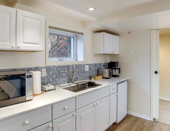 Walkable Green Lake Studio w/Fireplace 3