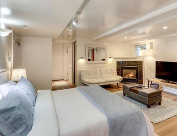 Walkable Green Lake Studio w/Fireplace 4