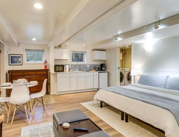 Walkable Green Lake Studio w/Fireplace 5
