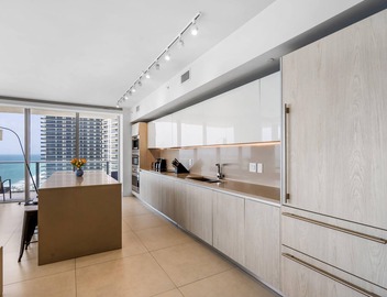Waterfront 3BR condo w/2 pools & gym access 2