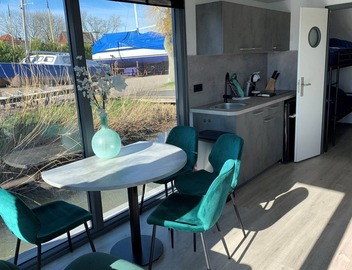 Waterfront Houseboat Near the Centre 2