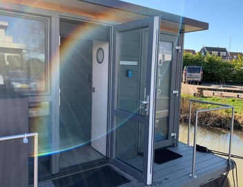 Waterfront Houseboat Near the Centre 3