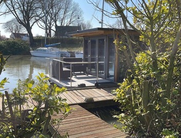 Waterfront Houseboat Near the Centre 4