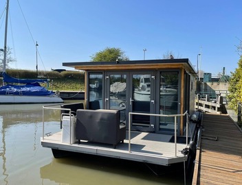 Waterfront Houseboat Near the Centre 5