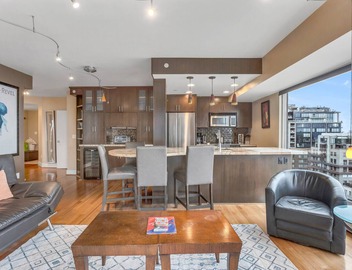 Waterfront Skyline Condo - Gym, Pool, Free Parking 3
