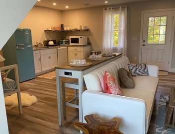 Welcome to the Cape! Cute, quiet and clean apartment ready for your stay. 2