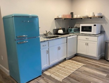 Welcome to the Cape! Cute, quiet and clean apartment ready for your stay. 3