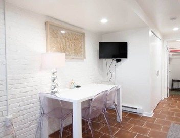 WELL-EQUIPPED STUDIO APT - WALK TO METRO SUBWAY! 3