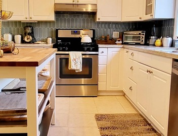 Woodland Hills Cottage on beautiful 1/4 acre property 2