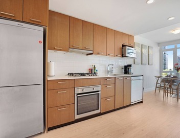 Yaletown Condo: Modern 1BR+Den | Air Conditioning | Free Parking | Seawall 2