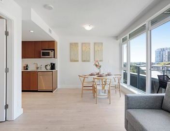 Yaletown Condo: Modern 1BR+Den | Air Conditioning | Free Parking | Seawall 4