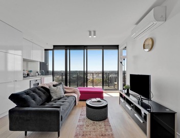 Yarra House apartment with stunning views 2