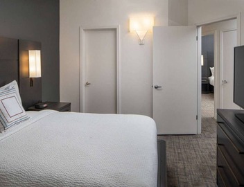 You Found It, Modern Pet-friendly 2BR Suite, Private Kitchen, Swimming Pool! 2