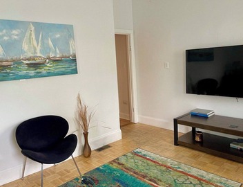 Your cozy home away from home, close to subway and downtown Boston 4