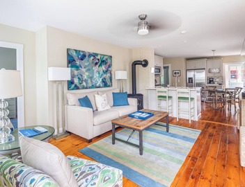 Your Getaway in the West End - Sleeps 4! 3
