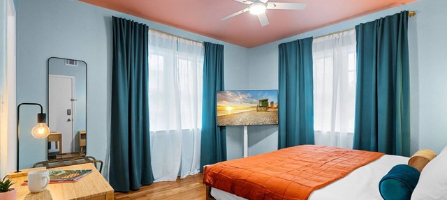 #04 Corner Unit in Mid-century Art-Déco building KingBed EnSuiteBath PetsOK