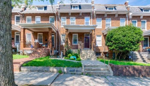 1/2 Mi to Metrobus Stop! Walkable Petworth Duplex