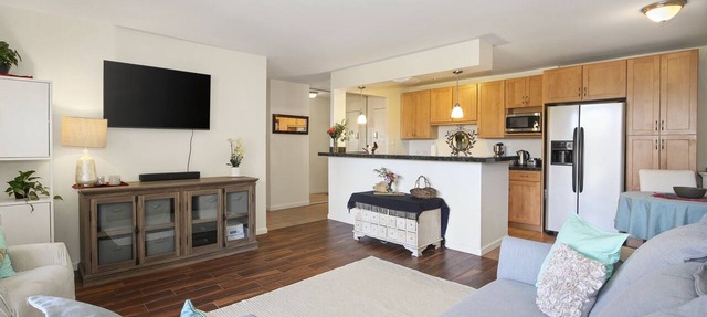 1 BED-Sunny Apt-Denver- Pool, gym, sauna, Walk to dining, shops, hospitals;