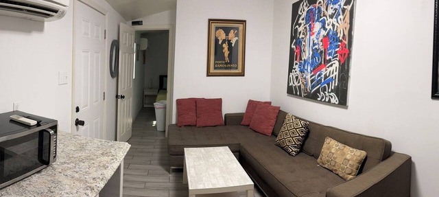 1 BR Apartment with Courtyard walking distance to Magazine street Art District
