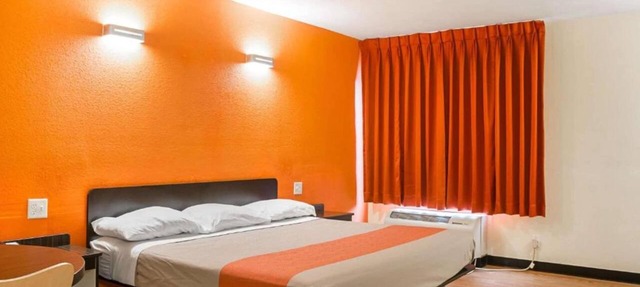 1 King Bed | Non-Smoking
