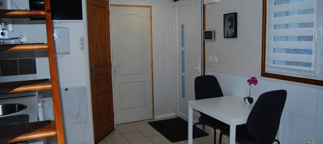 15 min from Roissy CDG Airport & 20 min from Parc Astérix, Small house on property