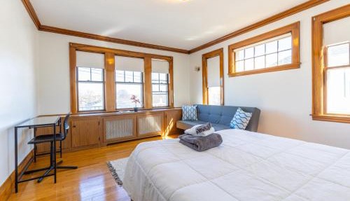 152 Quite & Bright & Spacious Apt in Brighton