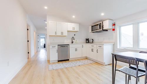 154R Newley Renovated Sunny Spacious Quite Apartment in Brighton