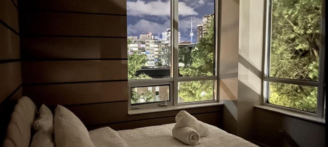 1560 sqft Elegant Condo at Downtown Hi-End Shopping & Dining Area - CN Tower View, Bidet, LockBox
