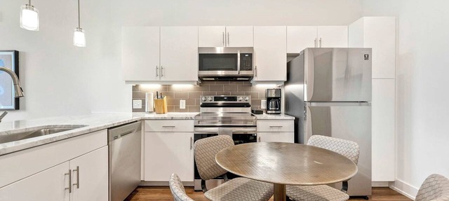 1B1B Midtown Apartment Private Balcony, Views, Gym