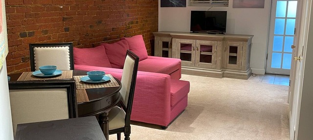 1BR apartment w/office, 7 walk to metro! Pet friendly. Pretty in Petworth!