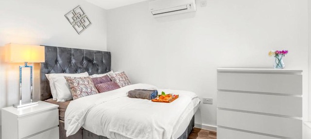 2 Bed & 2 Bath, FREE Parking - 10 Min to Brentford Stadium By Stay Aura Short Term Lets London
