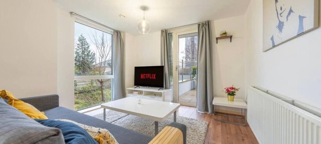 2 Bedroom 2 Bathroom Bright Modern Apartment Free Parking & Free Gym Access WiFi