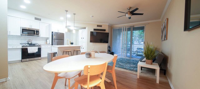 2-bedroom apartment in welcoming Santa Clarita with AC