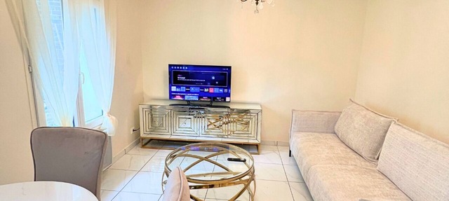2 Bedroom Home: Stay 15min train ride from Paris with WiFi