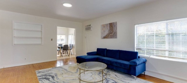 2 Bedroom Mid-Wilshire Charmer close to Downtown