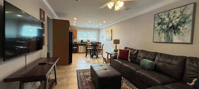 2 bedroom private apt & laundry