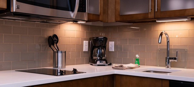 2 Bedroom Suite! Free Breakfast Buffet. Pool, Hot Tub & Waterslide Access.Close to Salt Palace Convention Center