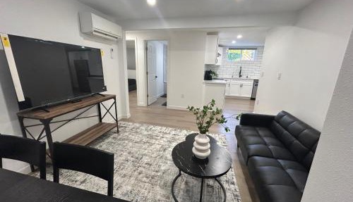 2 bedrooms & Studio near Downtown, Airport, stadiums, light rail, train