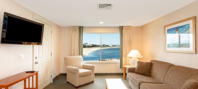 2 Comfortable Townhouses with Beachfront Sunbeds and Stunning Ocean Views