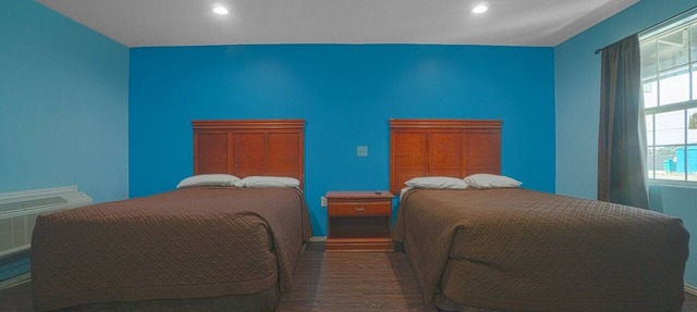 2 Full Beds with Kitchenette