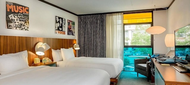2 Pool View Units, 5-minute walk to Back Bay Fens! Valet Parking, Pool, Garden!